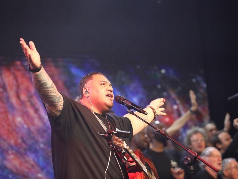 500 men standing together in worship at Promise Keepers